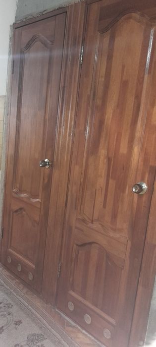 Дерев'яні двері.