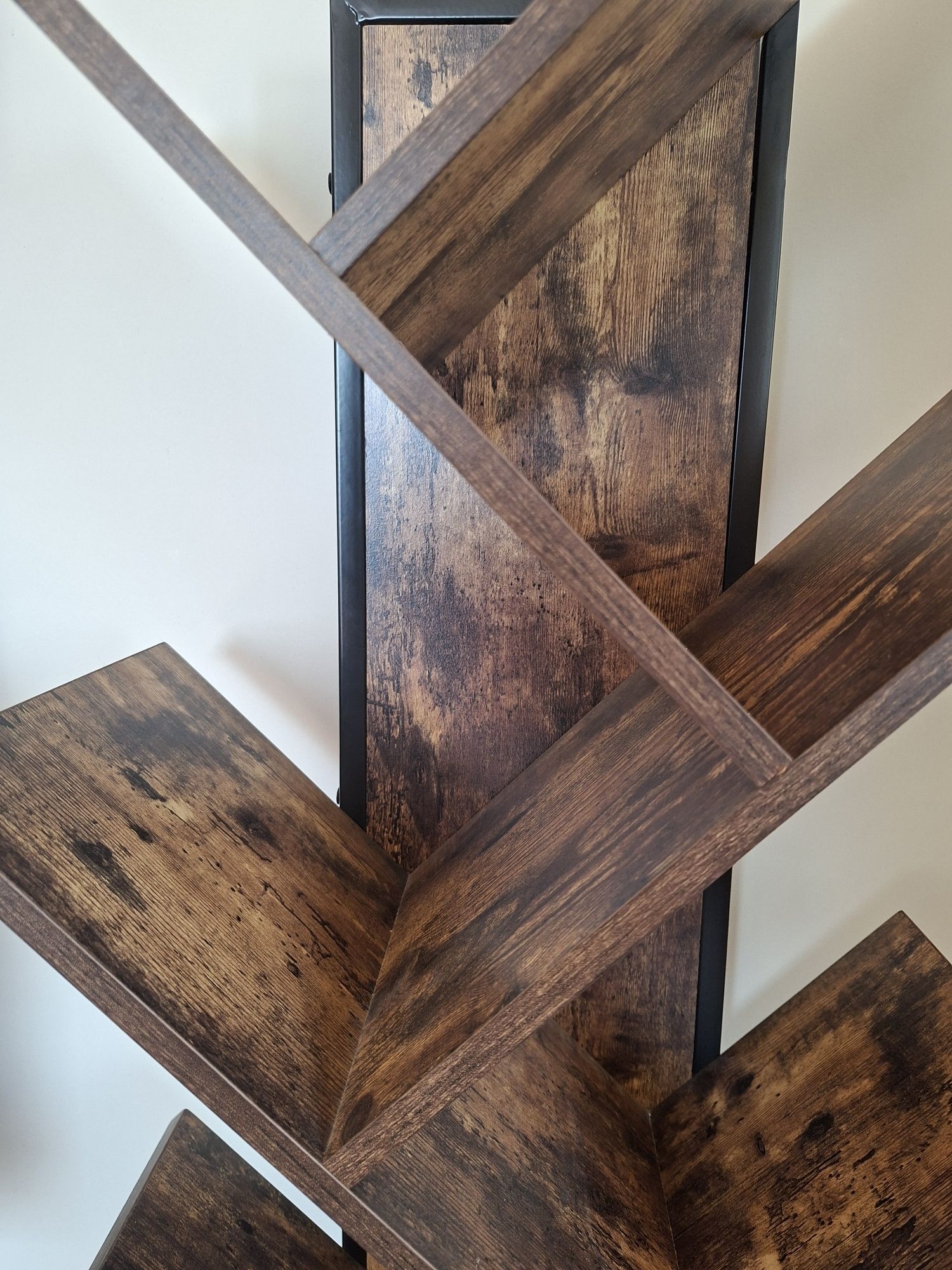 Estante com prateleiras em forma de árvore de madeira e metal negro
