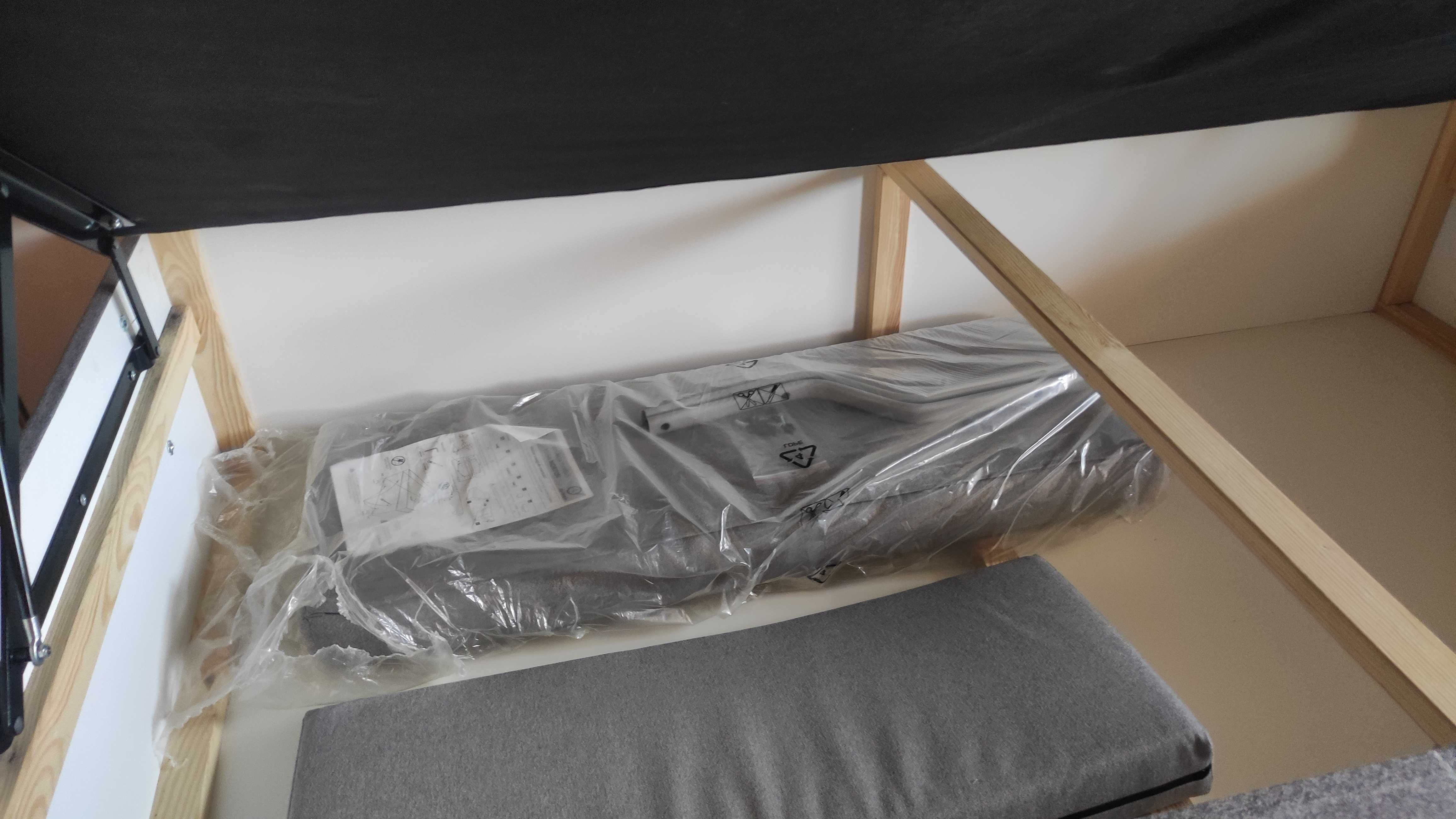 Tapczan/ łóżko jednoosobowe z podwyższonym siedziskiem.