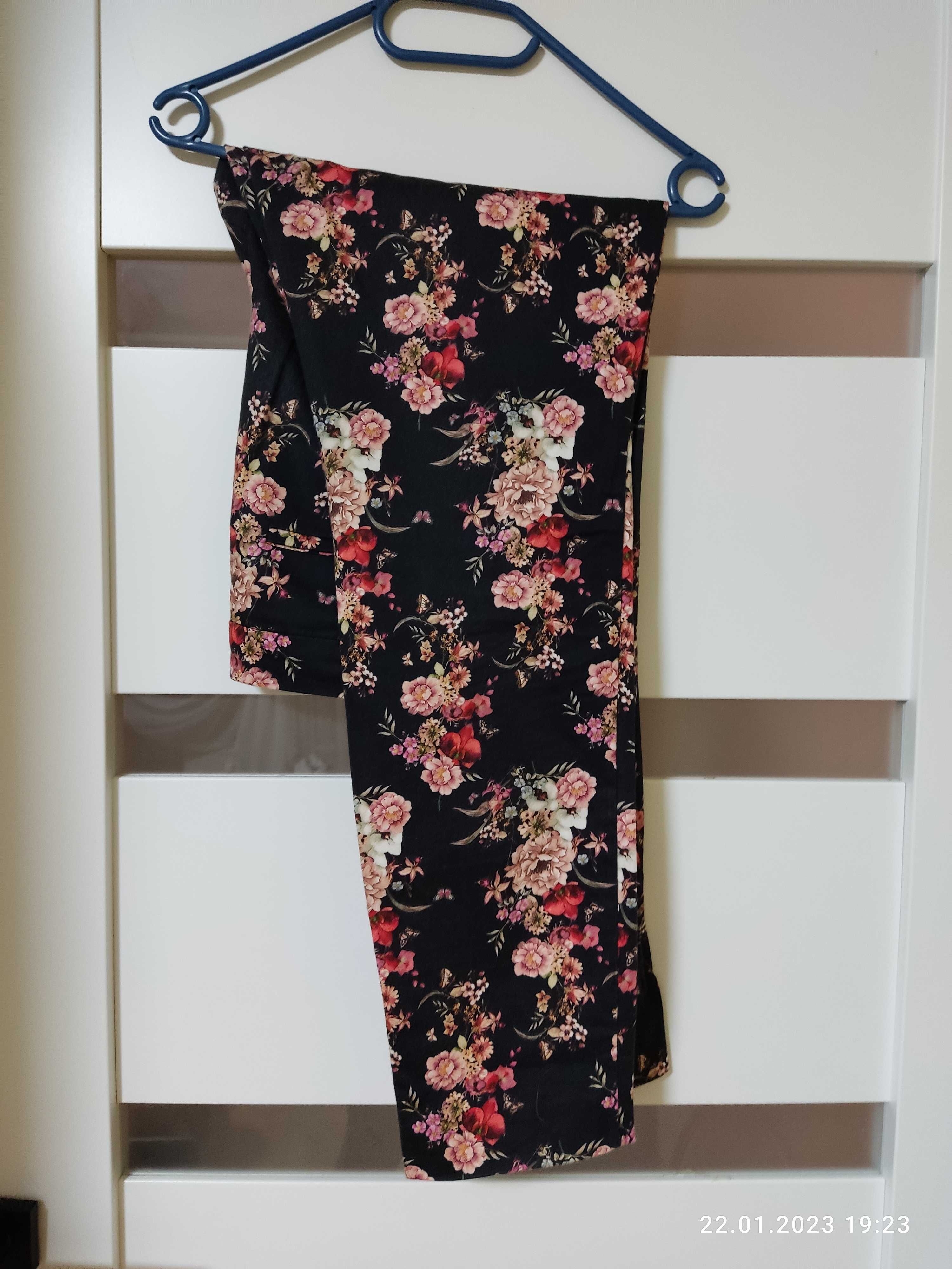 Wyjątkowe, spodnie w kwiatowy print Mohito