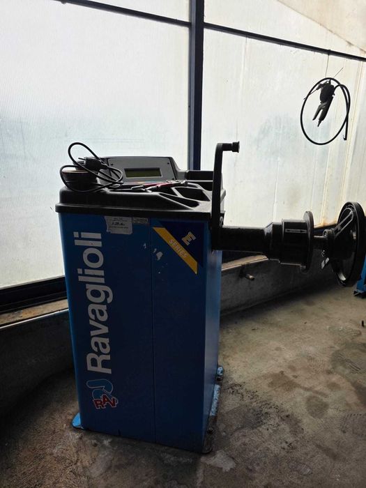 Máquinas de calibrar e montar/desmontar pneus ligeiros