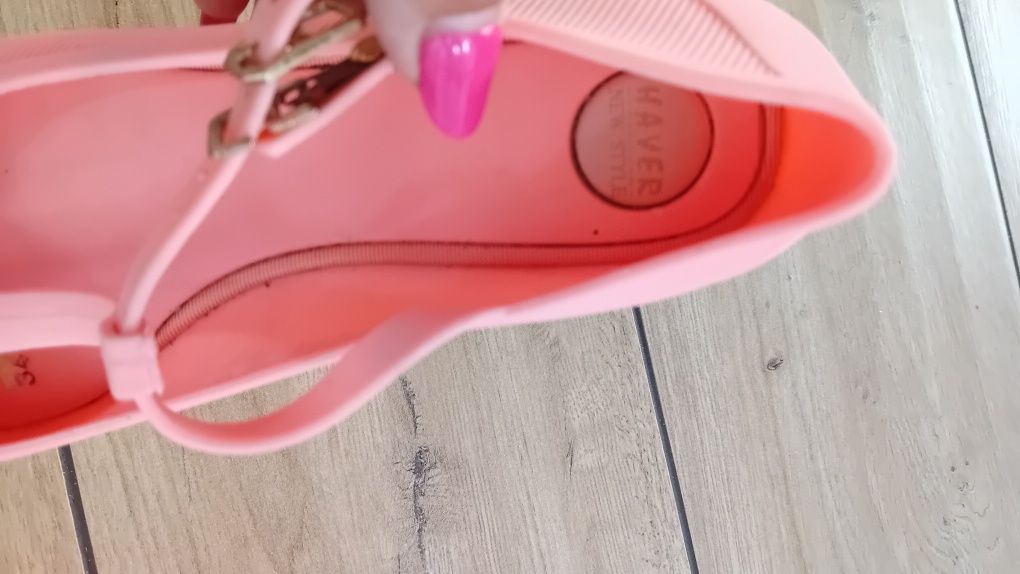 Sandałki  buciki  plastikowe