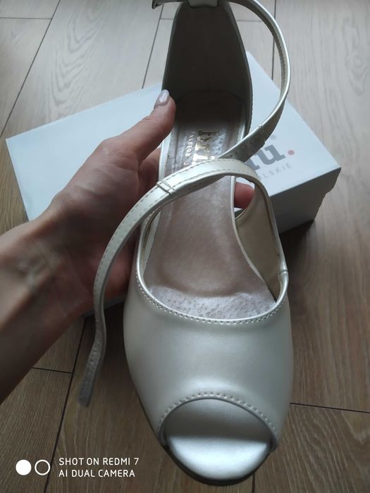 Perłowe buty ślubne marki Brilu r. 39 - stan bardzo dobry