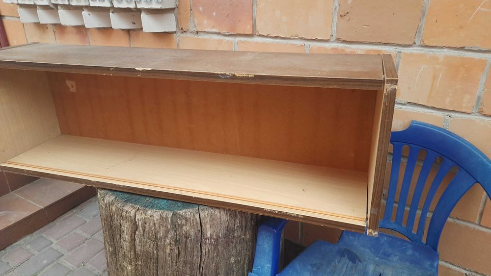 Полка для книжок настінна з задвижним склом