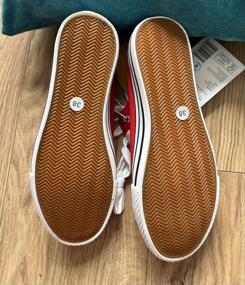 Nowe czerwone trampki