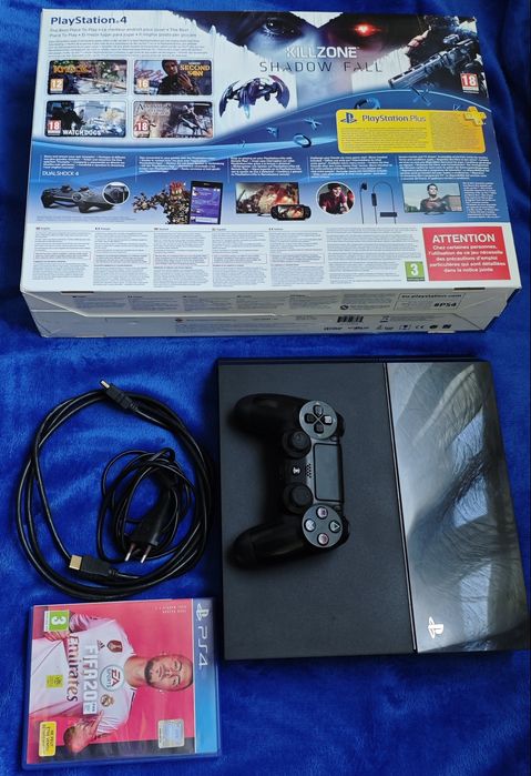 PS4 com comando e jogo FiFa20