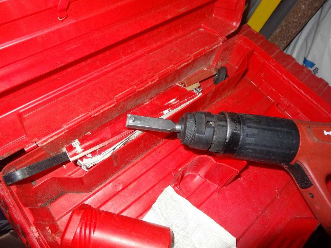 Máquina de pregos Hilti DX460 e serra de sabre Hilti SR4-A22