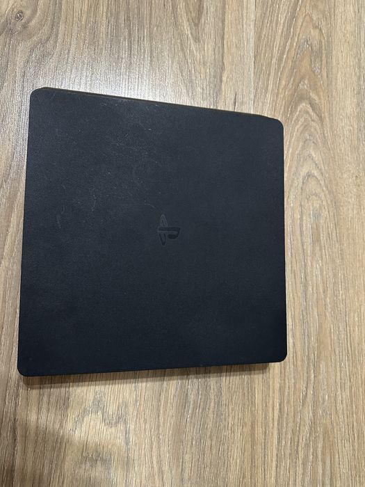 Playstation 4 Slim 500GB + 2 pady