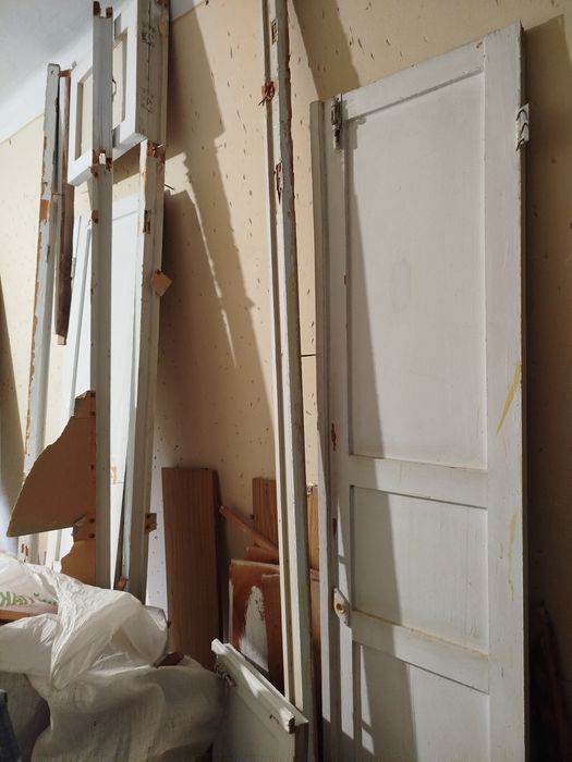 Срочно Отдам даром Дрова, разобранные двери и шкаф