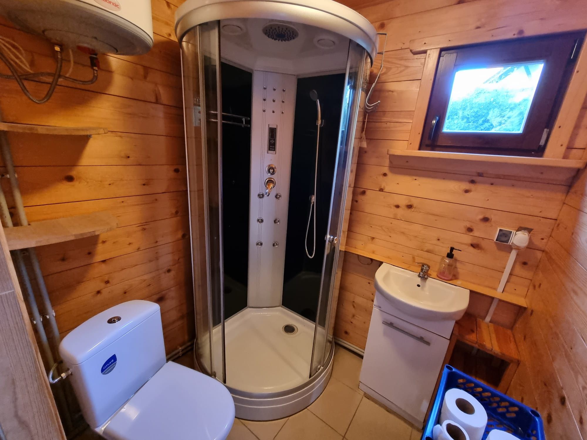 Domek nad jeziorem  na Mazurach Caloroczny Kominek linia brzegowa