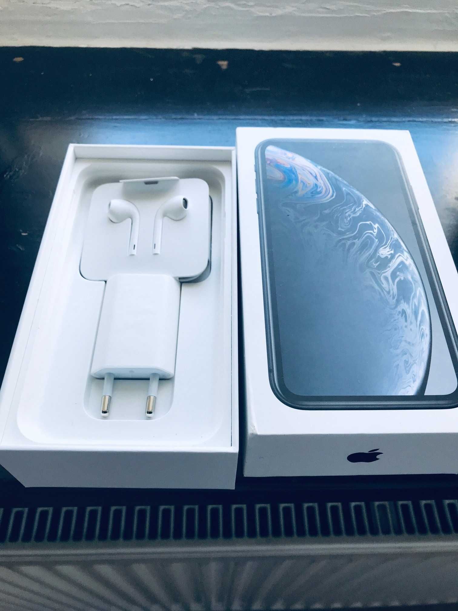 Pudełko Apple iPhone XR wraz z akcesriami