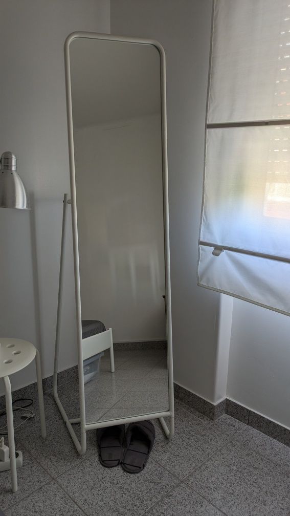 Espelho de pé branco 48x160 cm – com varão e ganchos, ideal para quart