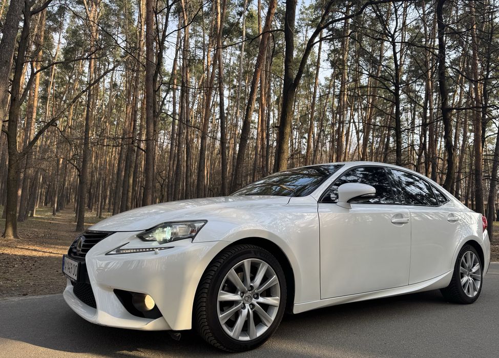 Lexus is 250 - офiцiйне авто,що дарує емоції!