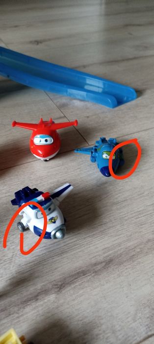 Baza Super Wings plus małe samoloty i duży Jetek