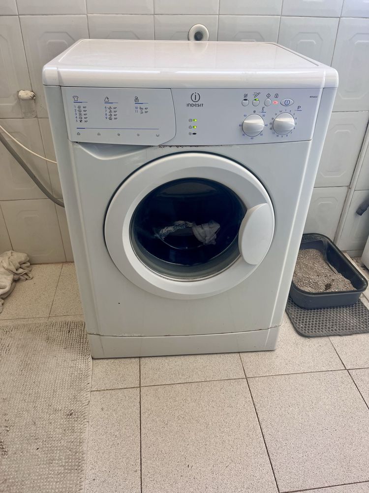 Máquina de Lavar Roupa Indesit WIN 602 – Usada