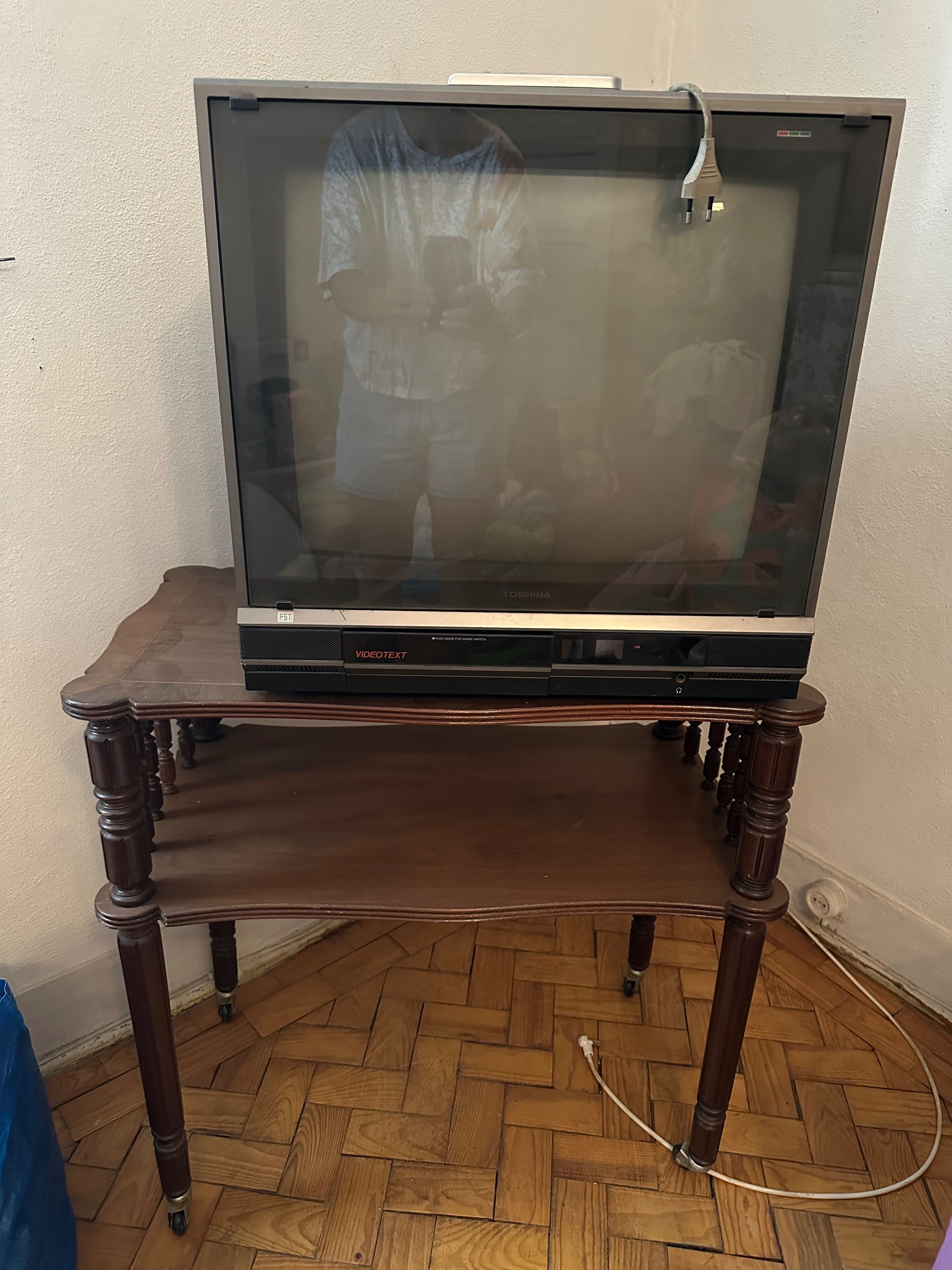Móvel de TV em madeira vintage com rodas
