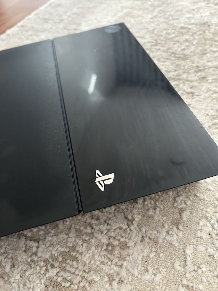 Playstation PS4 com 2 comandos incluidos e 3 jogos