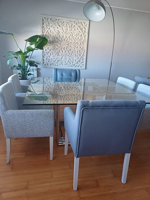 Mesa de vidro com pés em aço inoxidável