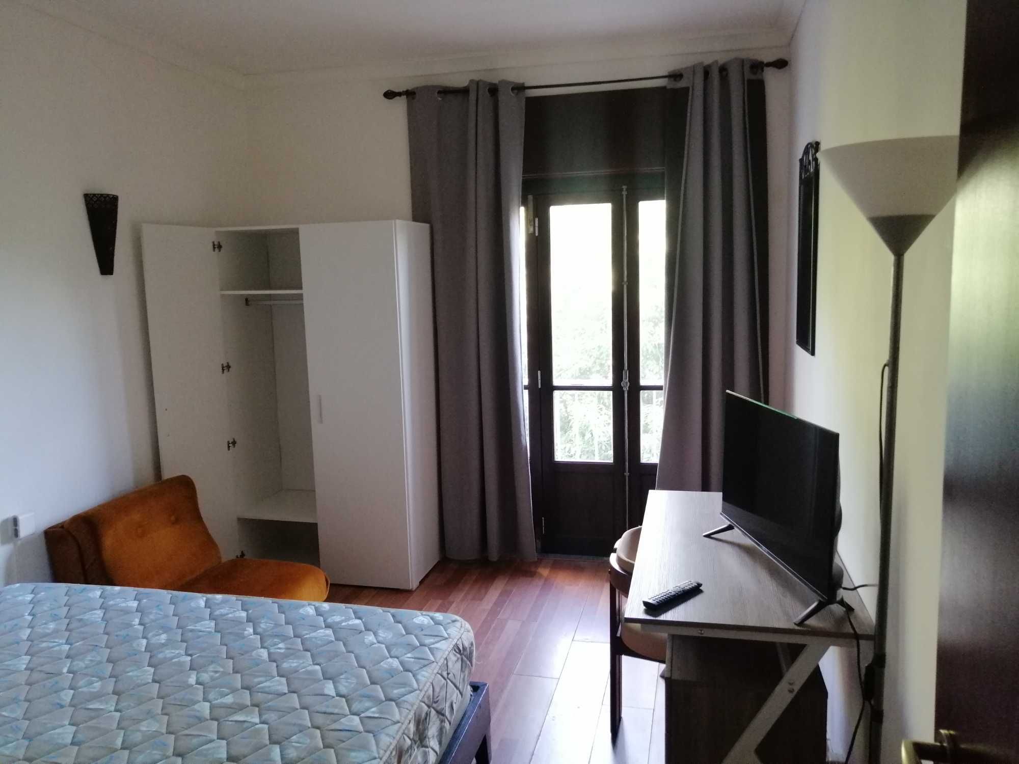 Quarto com boas condições
