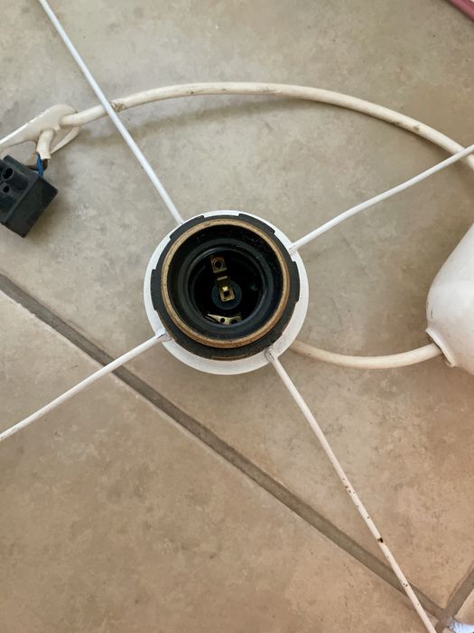 Abajur laranja e abajur rosa