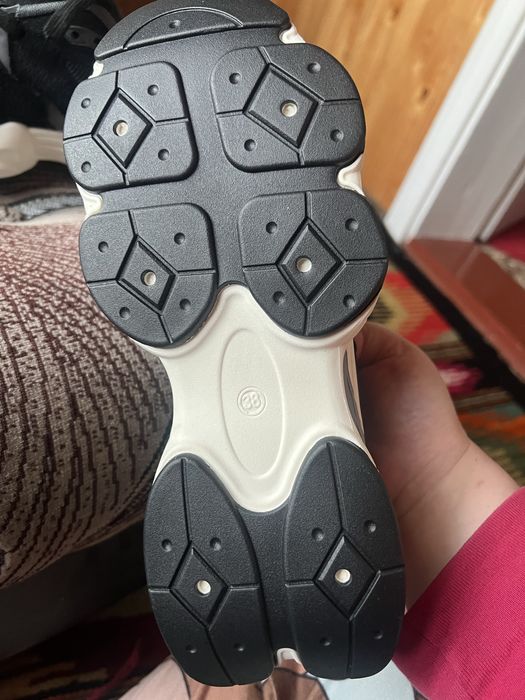 Жіночі нові кросівки