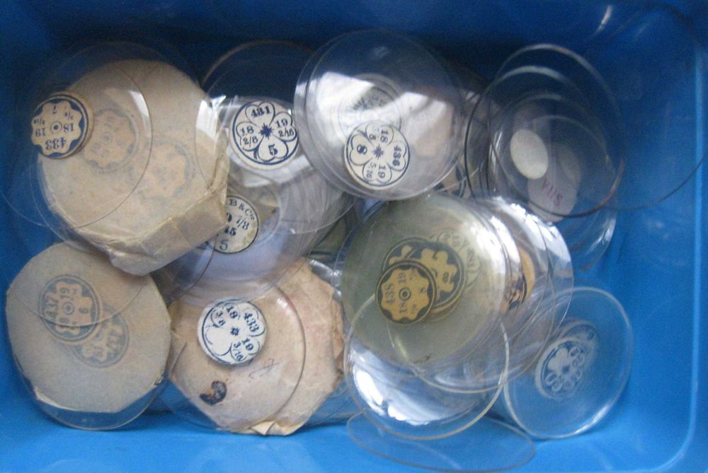 Stare szkła do zegarków i budzików