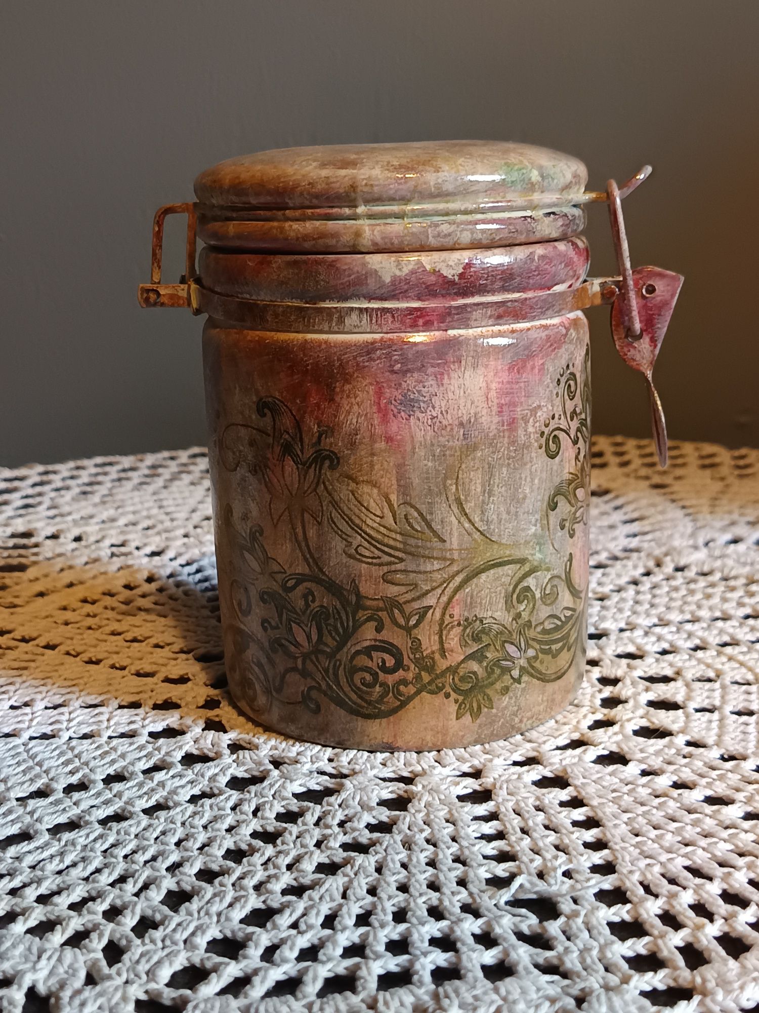 Słoik ozdobiony techniką decoupage