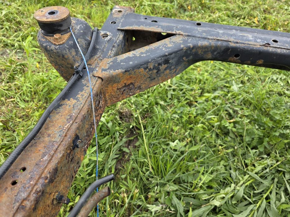 Nissan Patrol Y 60 tył ramy