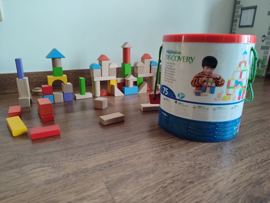 Brinquedos didáticos em madeira