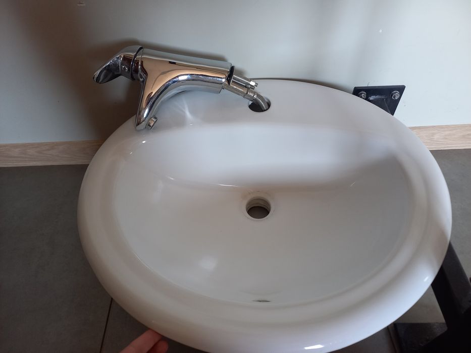 Umywalka wraz z baterią