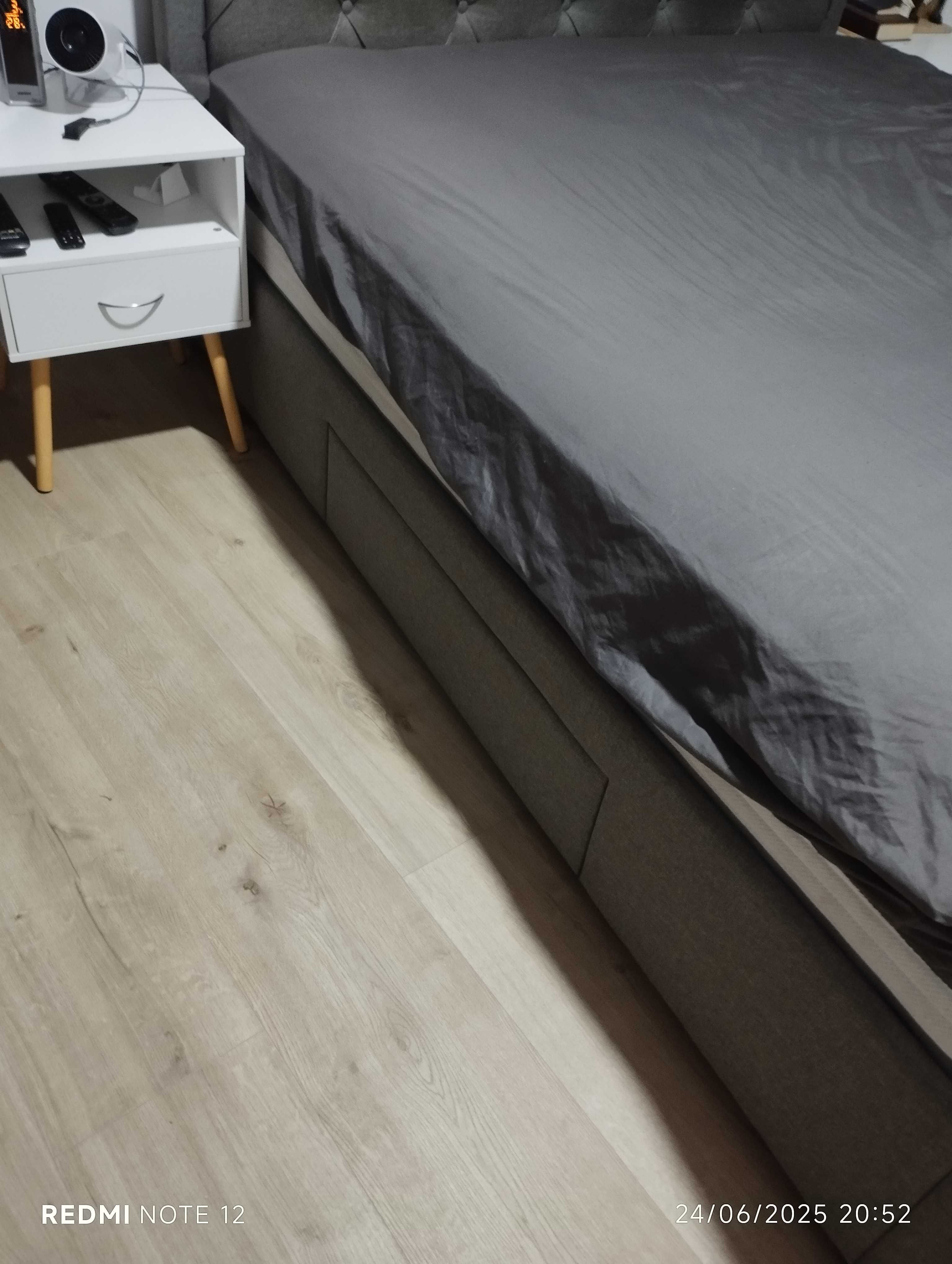 Cama e mesinhas de cabeceira