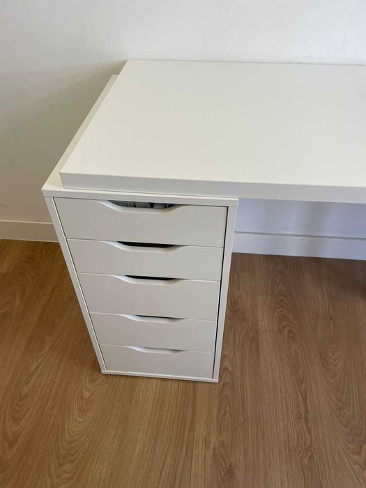 Mesa de escritório branca com gavetas laterais