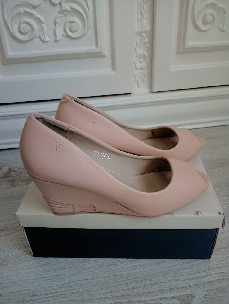 Nowe buty, czółenka na koturnie  pudrowyy róż rozm. 38  wkl. 24,5 cm