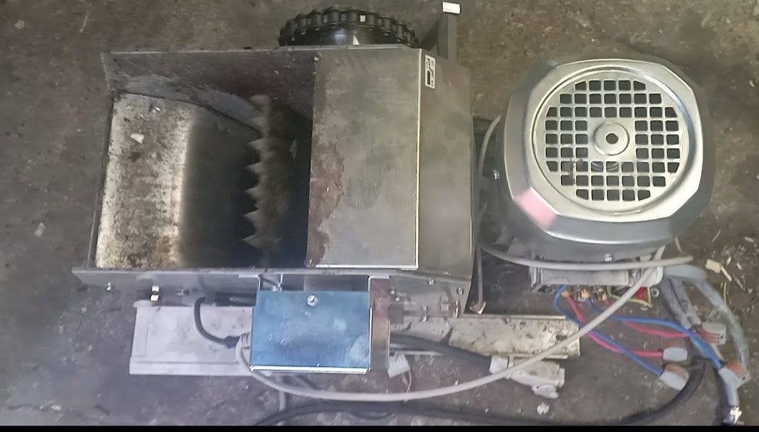 Mechanizm zgniatarki Revendo 9010 z motoreduktorem