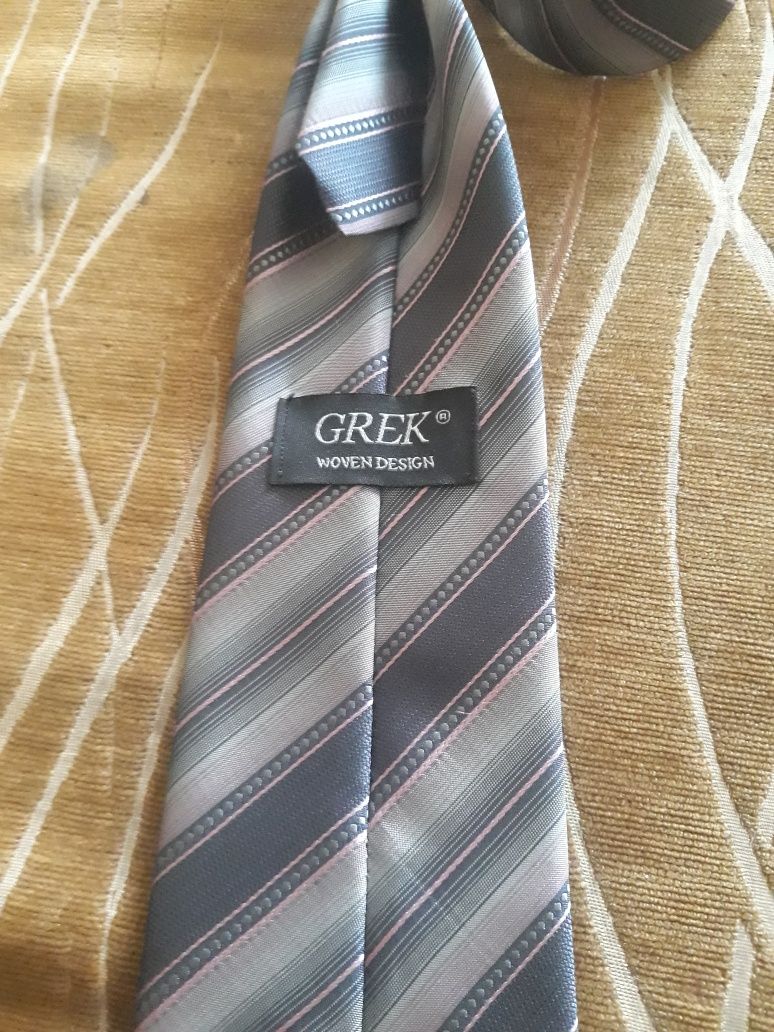 Krawat w ukośne paski
