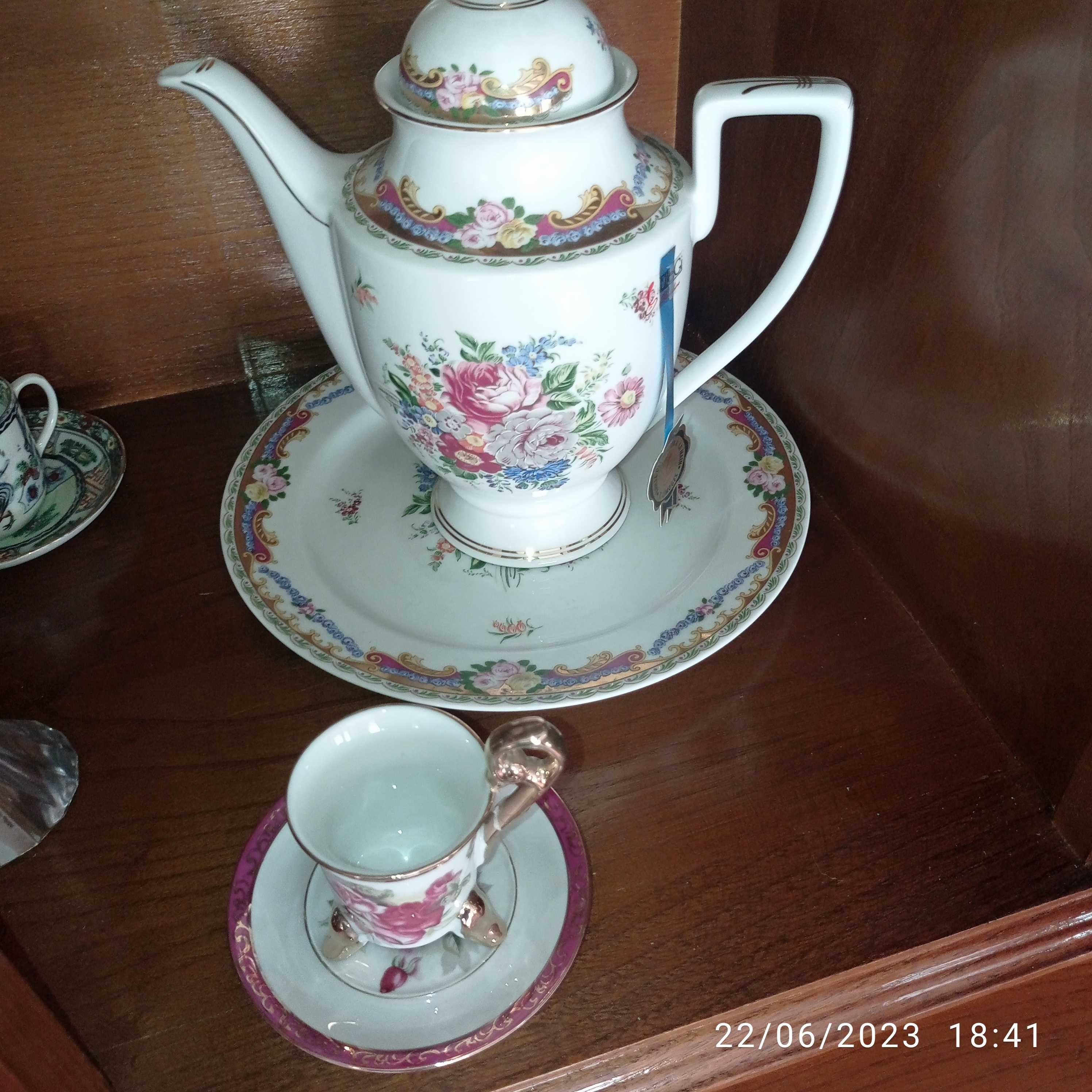 Bule e chávena em porcelana Limoges