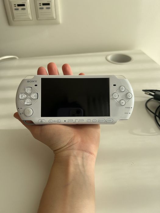 PSP branca brilhante com jogo