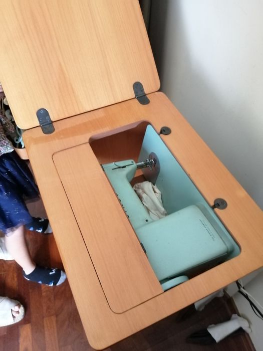 Máquina de costurar de pedal de marca SINGER, com móvel. IMPECÁVEL.