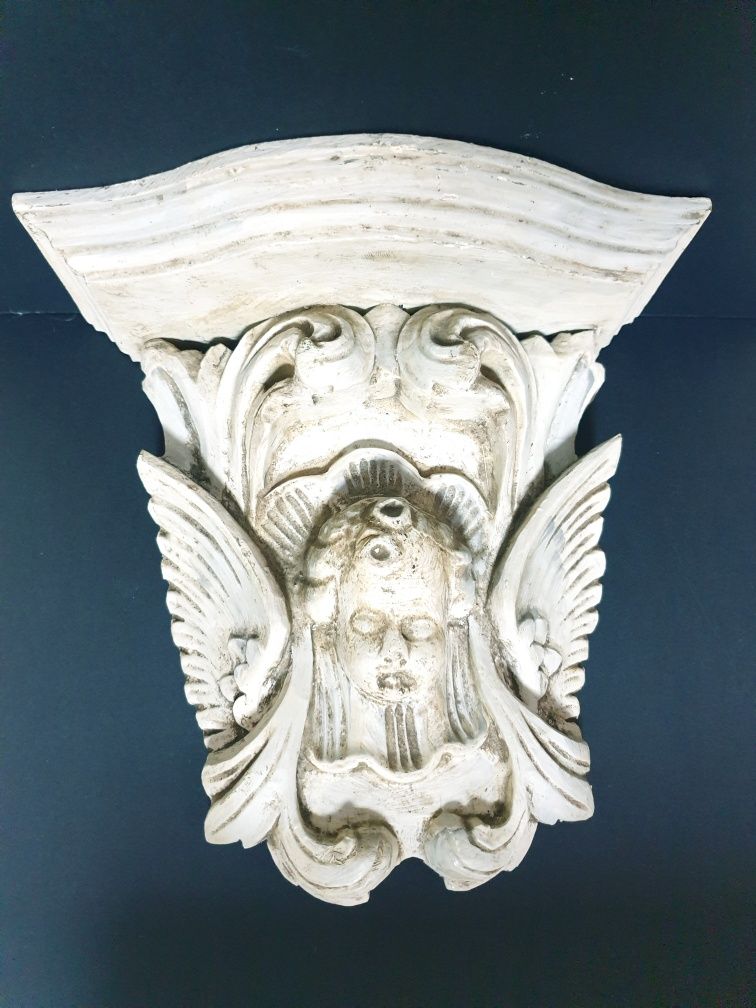 Antiga misula peanha com cherub em madeira esculpida