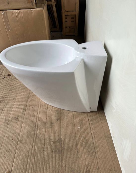 Унитаз подвесной керамический с крышкой.