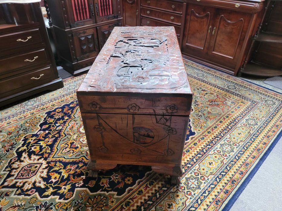 Arca / Baú antigo em madeira de canfora trabalhada - Bom estado geral