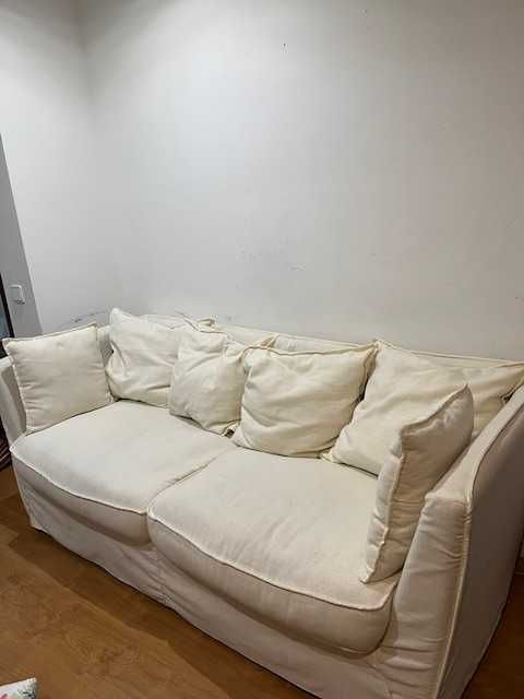 Sofá branco da AREA