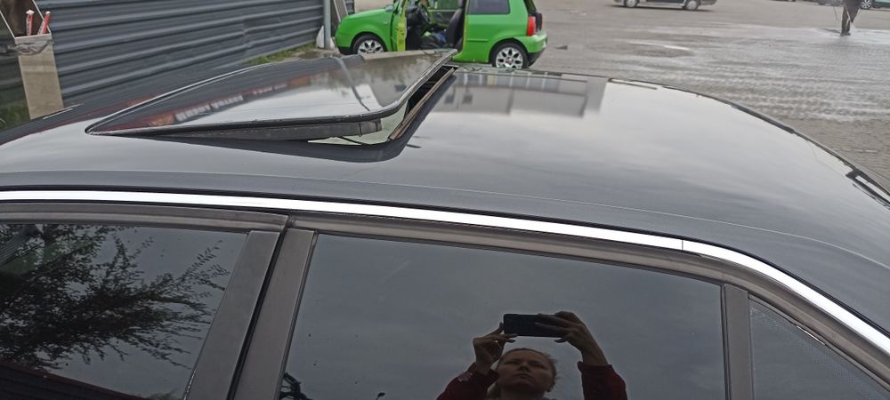 Автомобіль BMW на повному ходу!