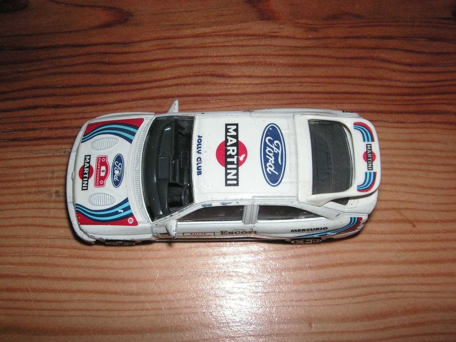 Carro Miniatura Burago Ford Escort RS Cosworth 1: 43 Rallye Sanremo