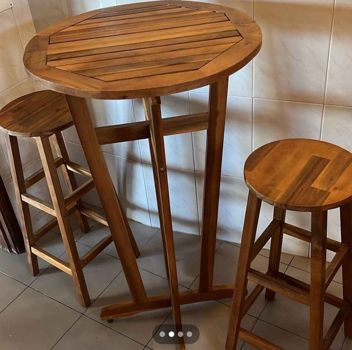 Mesa bistrô com bancos altos