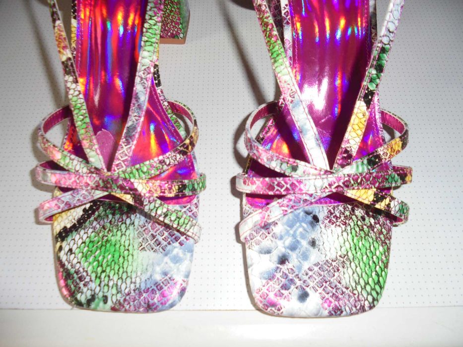 sandálias de senhora muito coloridas