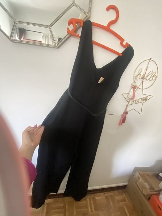 Macacão preto com bolsos de lado