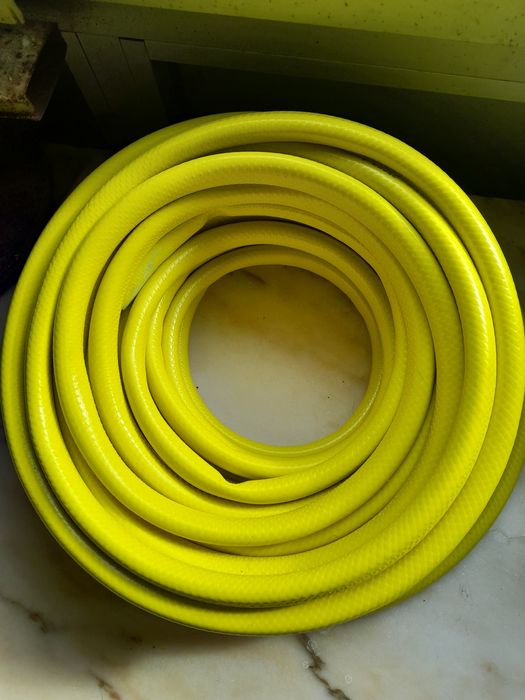 Mangueira com 20 metros medida 12,5 mm e chuveiro jardim e  etc.