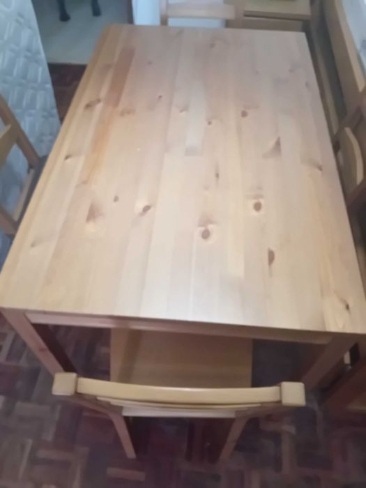 Mesa de jantar com 4 cadeiras