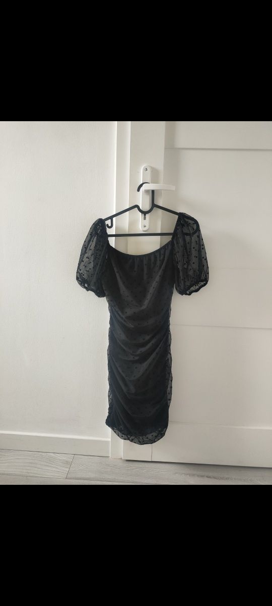 Czarna krótka sukienka koktajlowa w kropki z bufiastymi rękawami